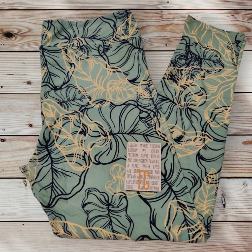 Spring 🌱 Green, Navy & Ivory design leggings
